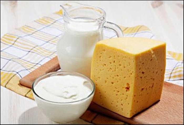 Phô mai làm từ sữa có chứa canxin, selen. Selen có thể giúp da của bạn được bảo vệ khỏi ánh nắng mặt trời.